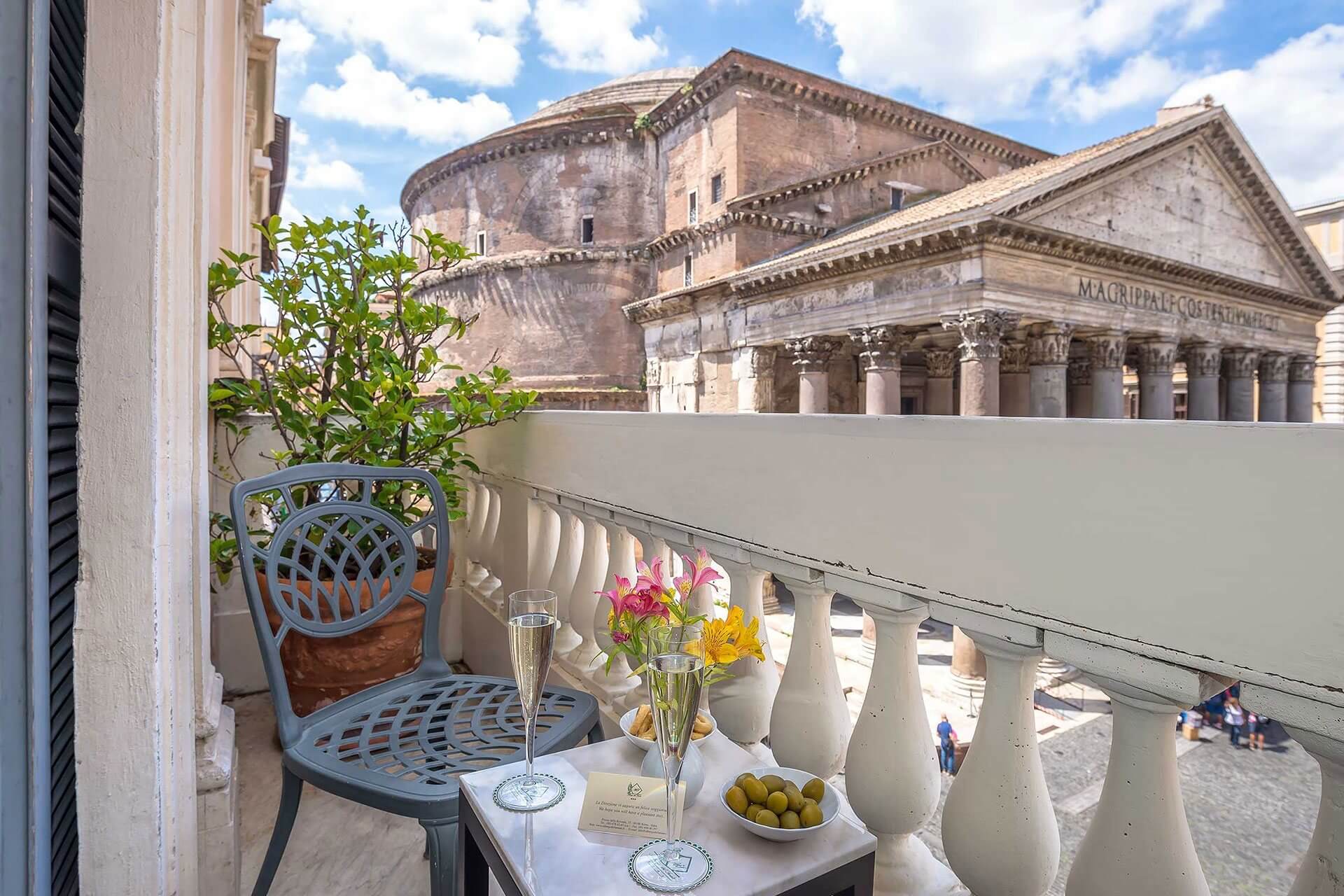Il Pantheon nel centro di Roma